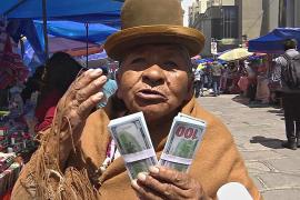 Боливийцы загадывают большие желания с помощью миниатюрных фигурок