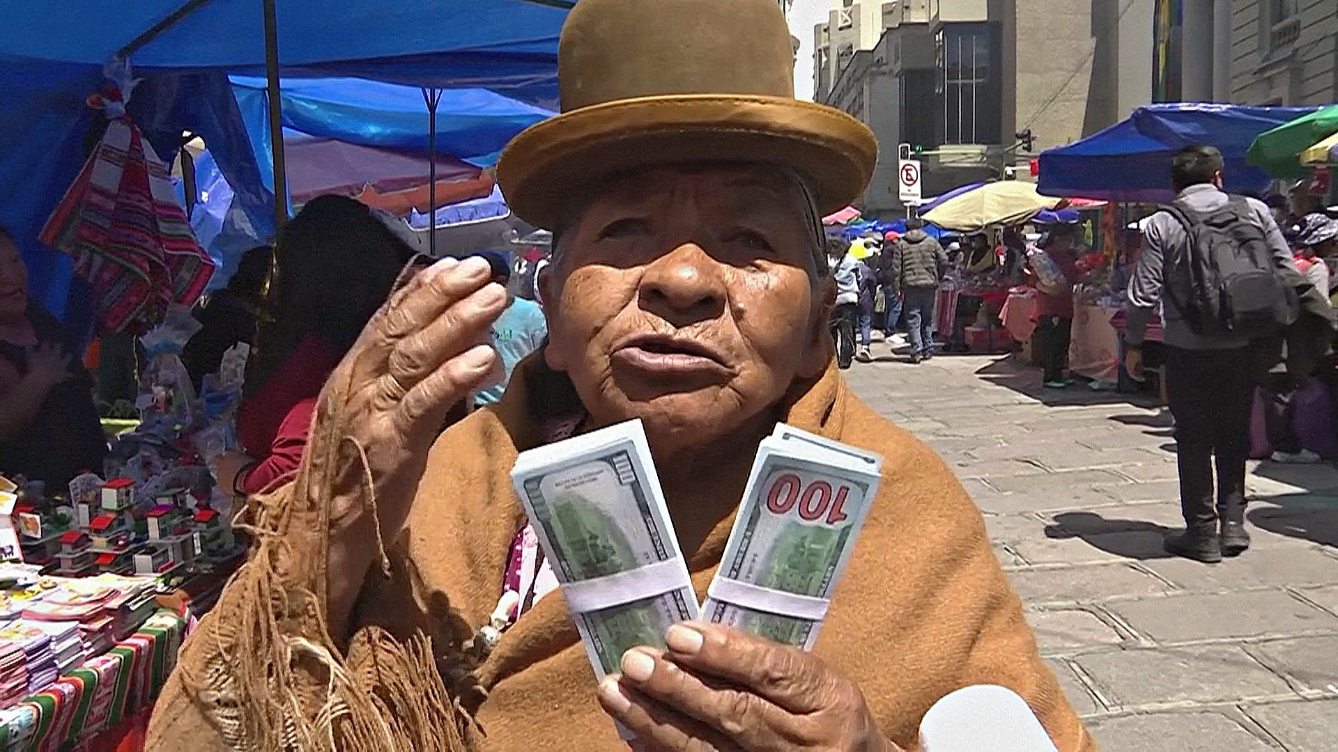 Боливийцы загадывают большие желания с помощью миниатюрных фигурок