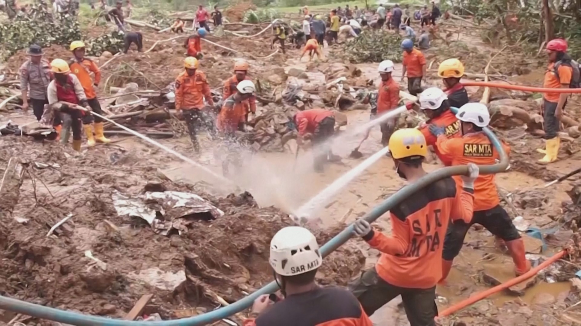 Число жертв оползня на Яве возросло до 25 Число жертв оползня на Яве возросло до 25