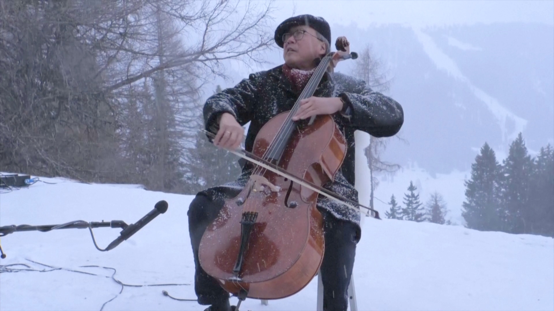 Виолончелист Йо-Йо Ма дал концерт среди Альп в Давосе