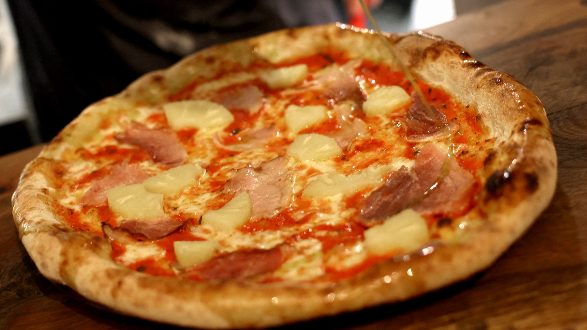 100 фунтов за гавайскую пиццу: британская пиццерия объявила войну ананасам 100 фунтов за гавайскую пиццу: британская пиццерия объявила войну ананасам