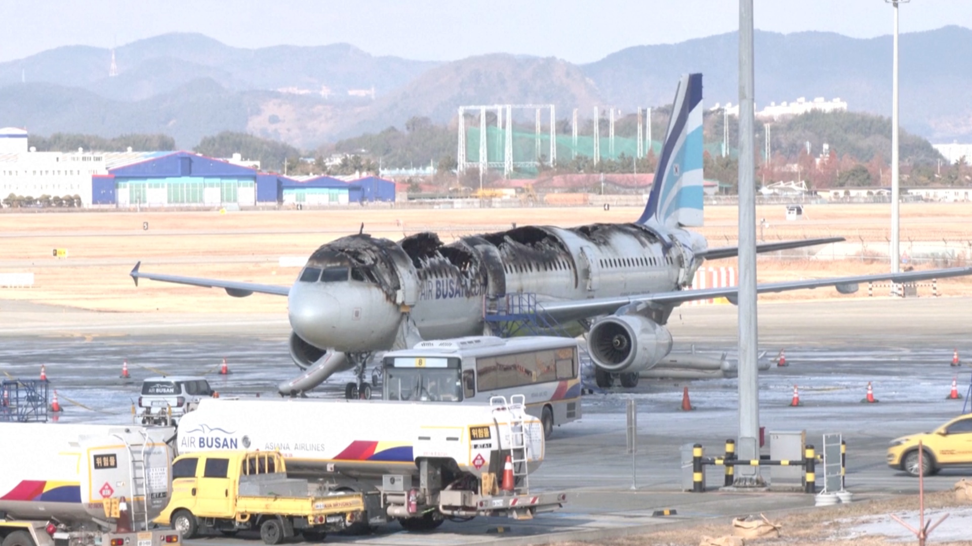Авиалайнер с людьми на борту загорелся в аэропорту южнокорейского города Пусан