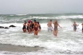 Штормовой ветер и холод не помешали сотням людей окунуться в ледяное море на севере Дании