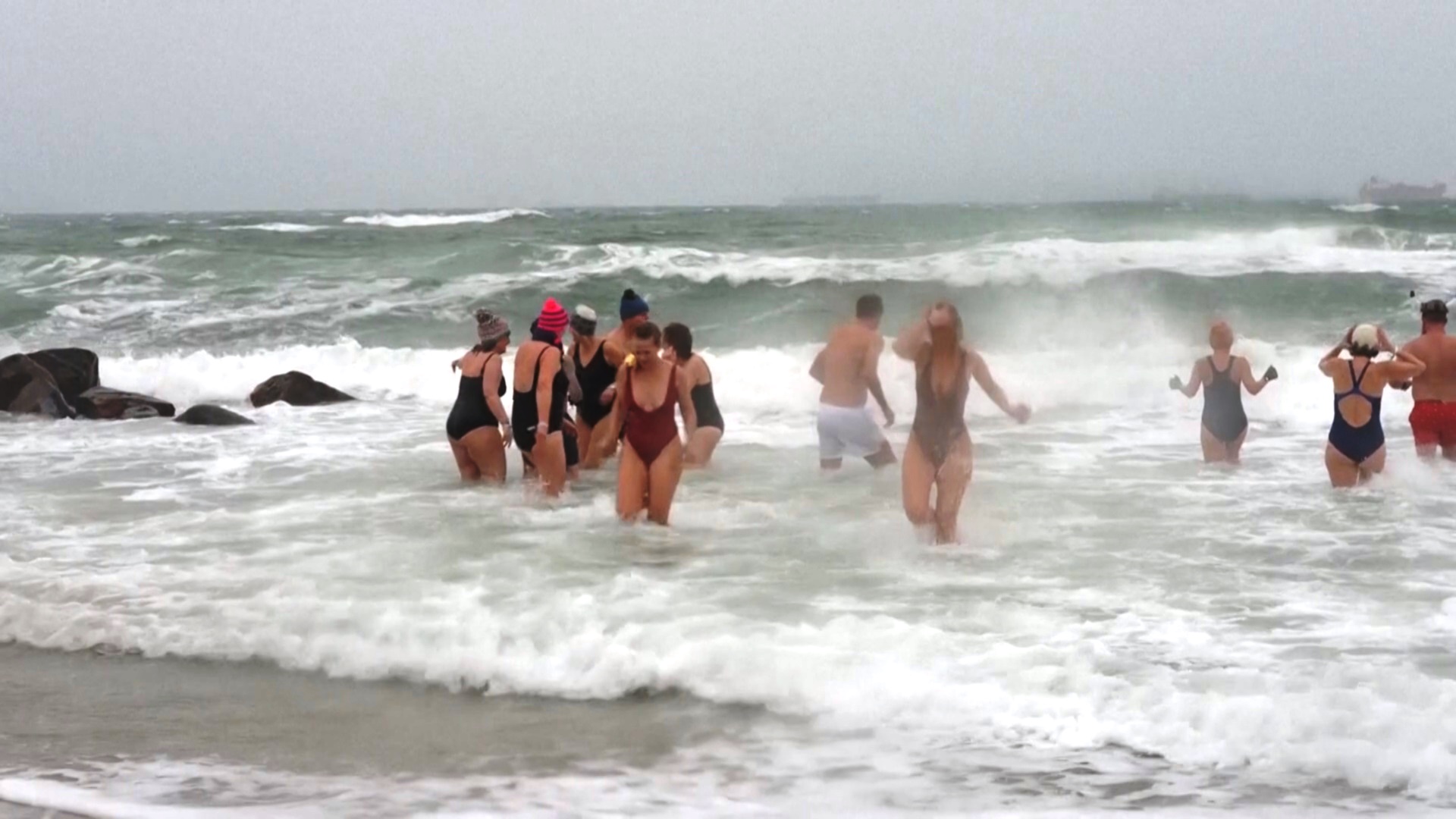 Штормовой ветер и холод не помешали сотням людей окунуться в ледяное море на севере Дании Штормовой ветер и холод не помешали сотням людей окунуться в ледяное море на севере Дании