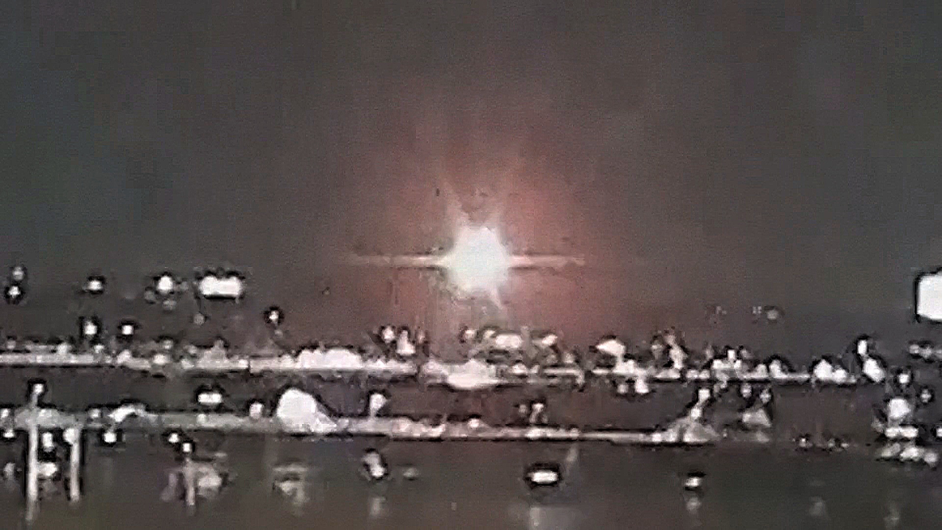 В реке Вашингтона ищут тела погибших после столкновения самолёта и вертолёта В реке Вашингтона ищут тела погибших после столкновения самолёта и вертолёта