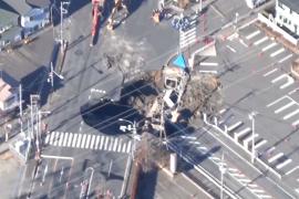 В Японии третий день пытаются достать из провала водителя грузовика