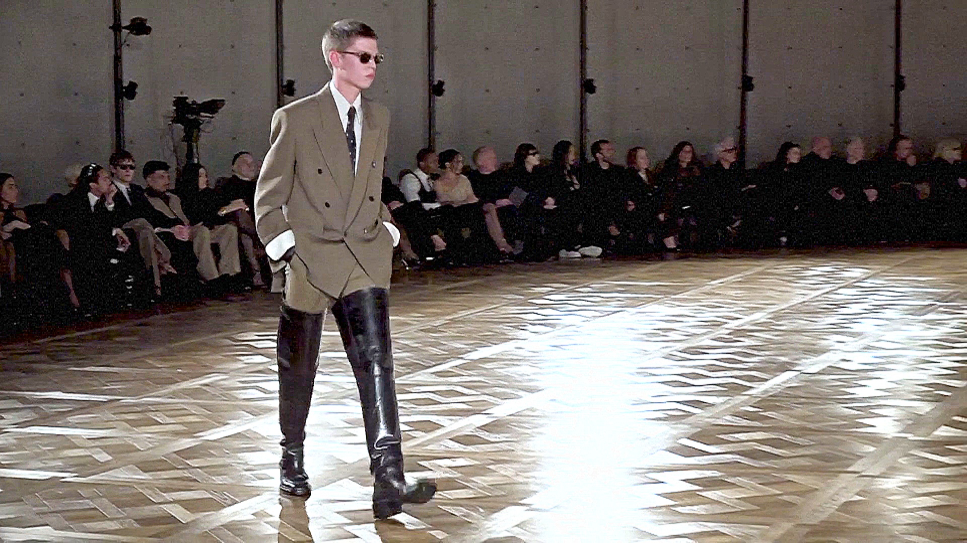 Сапоги рыбака и много кожи: мужская мода Saint Laurent в Париже Сапоги рыбака и много кожи: мужская мода Saint Laurent в Париже