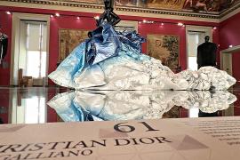 Лувр демонстрирует моду от-кутюр среди исторических экспонатов
