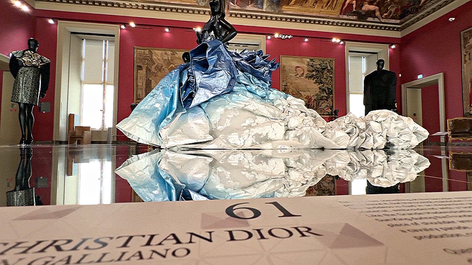 Лувр демонстрирует моду от-кутюр среди исторических экспонатов