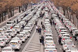 Таксисты заблокировали дороги по всей Испании в знак протеста