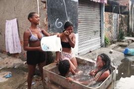 Медсёстры в Рио помогают жителям фавел пережить жару