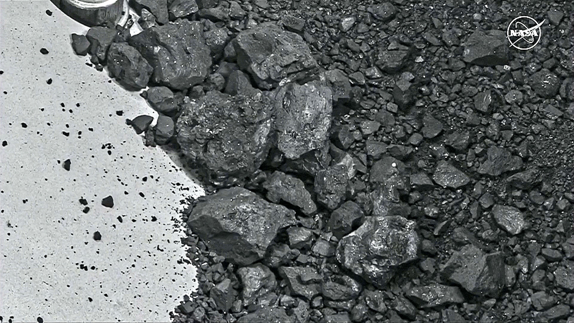 Строительные блоки жизни нашли в образцах с астероида Бенну