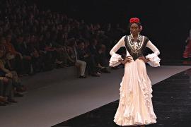 Колумбийская модель блистает на показах моды фламенко в Испании