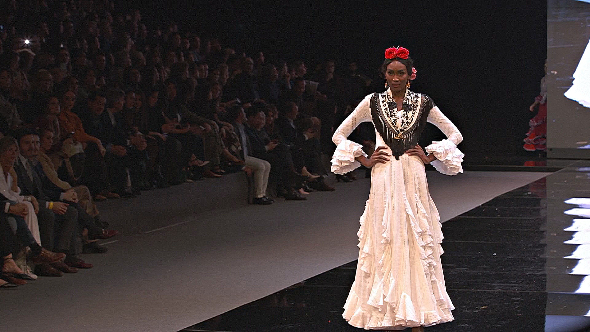 Колумбийская модель блистает на показах моды фламенко в Испании