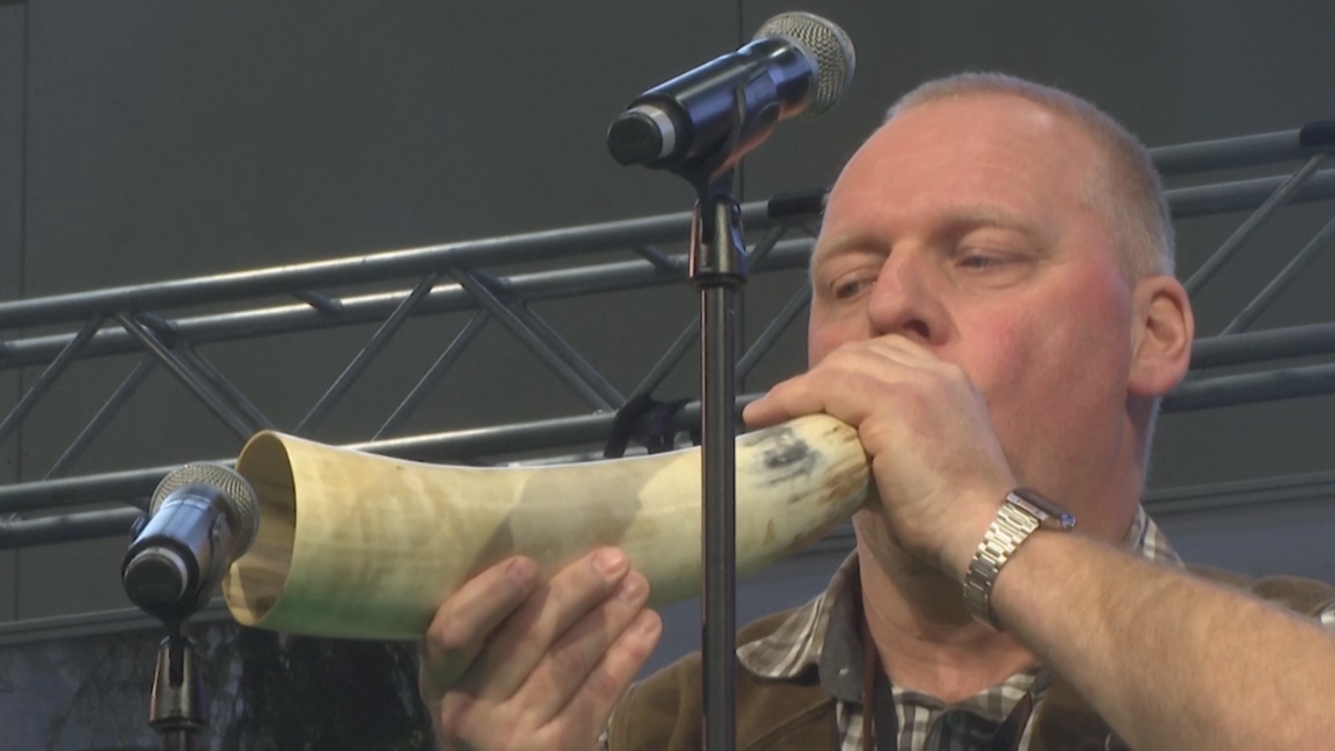 Ревут как олени: немецкие охотники соревнуются в умении подманивать добычу Ревут как олени: немецкие охотники соревнуются в умении подманивать добычу