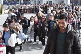 Подводные землетрясения вынудили туристов бежать с греческого острова Тира