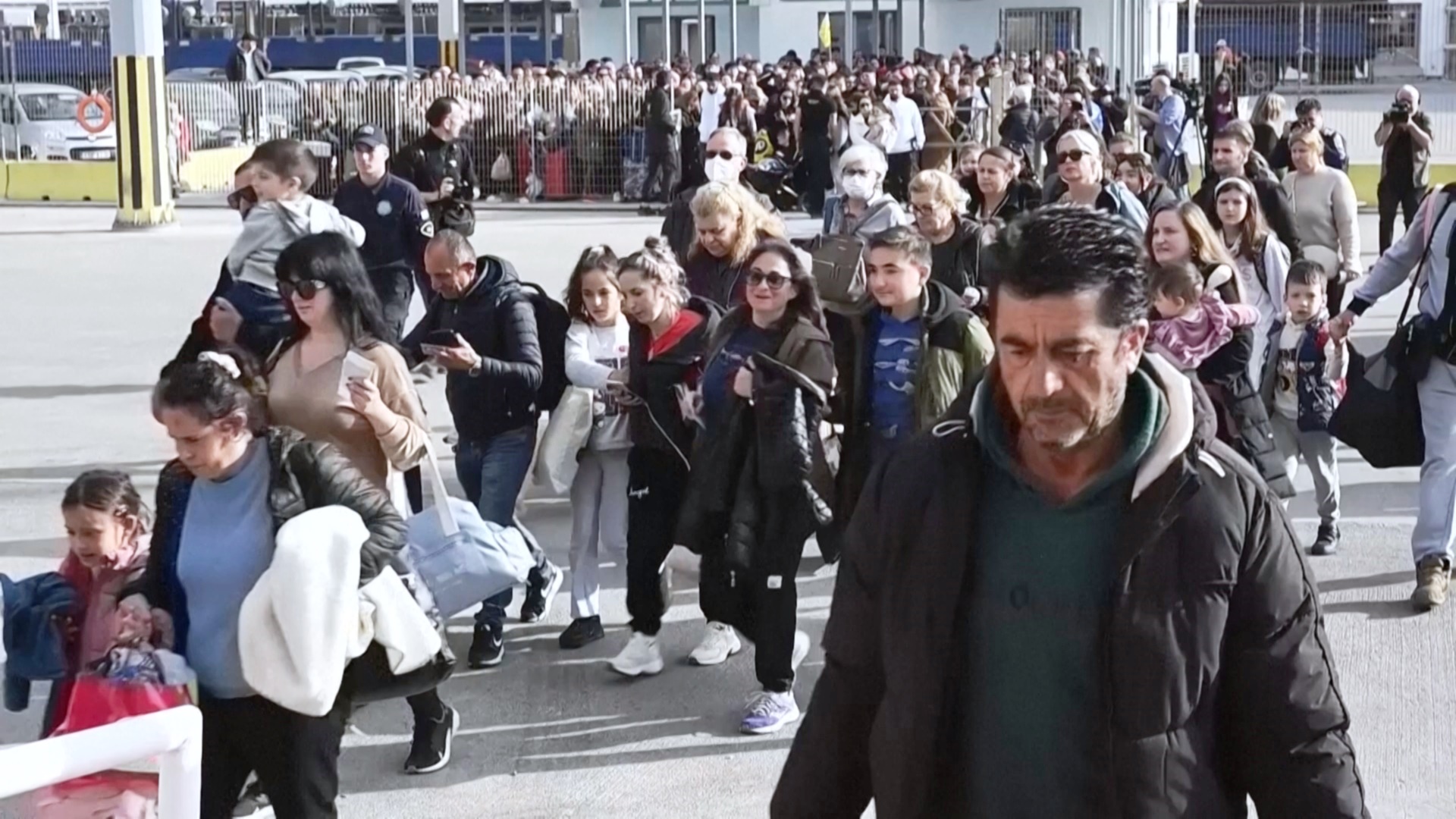 Подводные землетрясения вынудили туристов бежать с греческого острова Тира Подводные землетрясения вынудили туристов бежать с греческого острова Тира