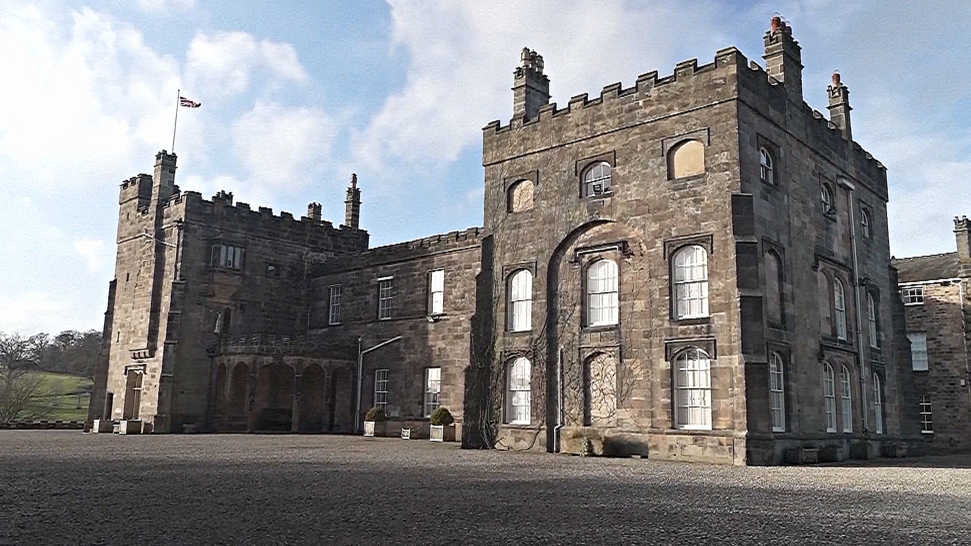 В Англии продают замок с деревней, который 700 лет принадлежал одной семье