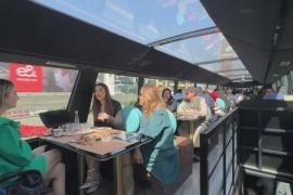 Изысканная еда на ходу: в Дубае предлагают экскурсии в автобусе-ресторане