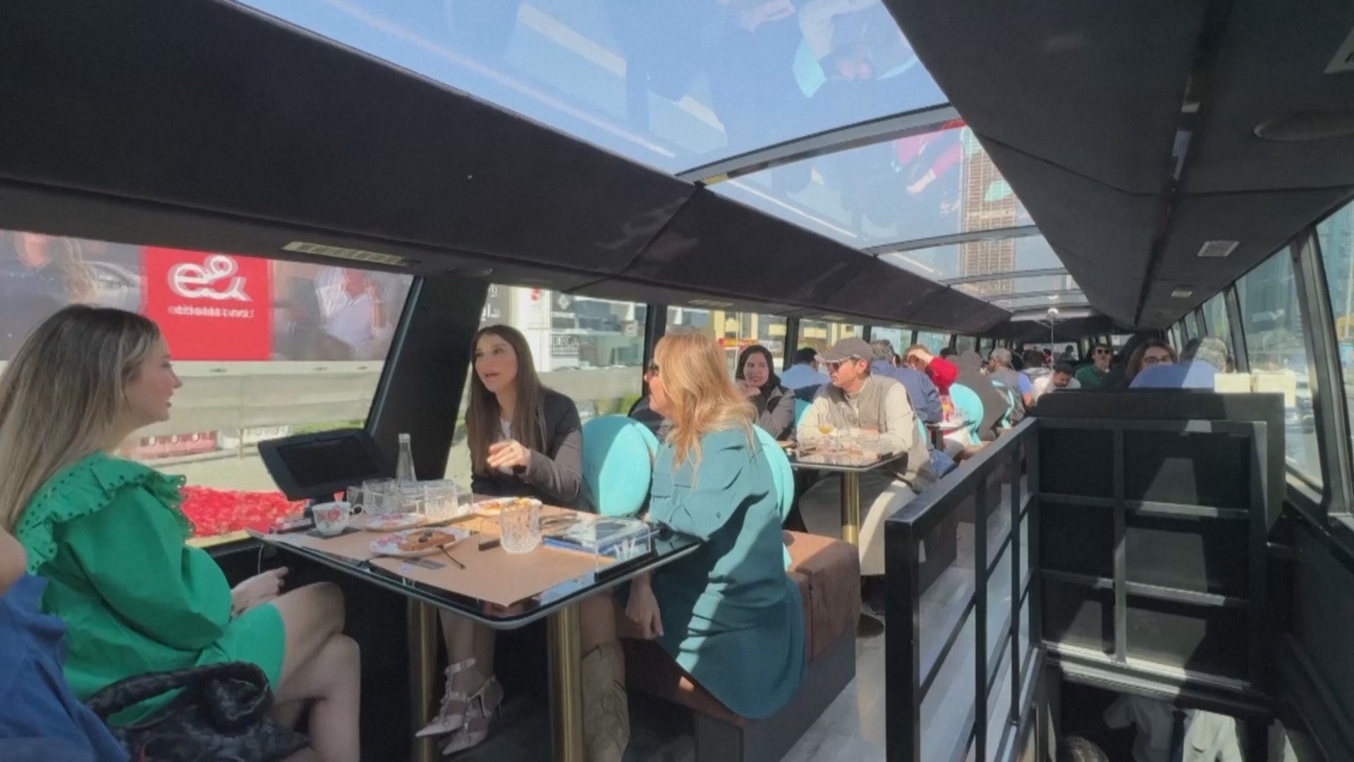 Изысканная еда на ходу: в Дубае предлагают экскурсии в автобусе-ресторане