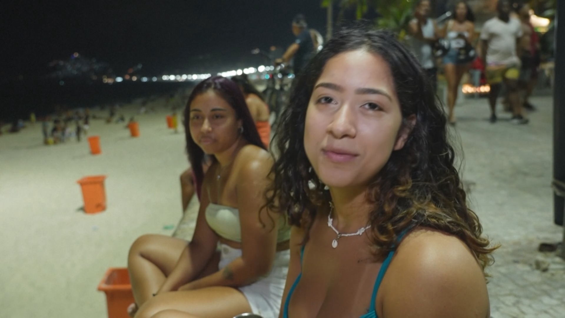 В Рио-де-Жанейро жара гонит людей на пляжи даже вечером В Рио-де-Жанейро жара гонит людей на пляжи даже вечером