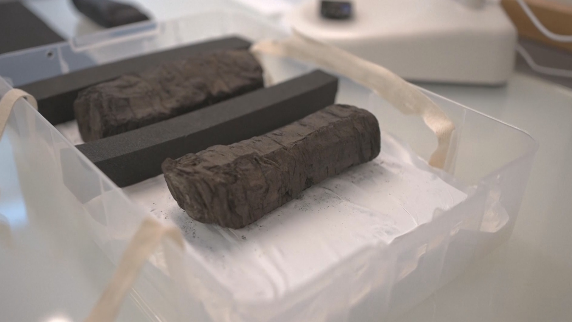 Британские учёные «развернули» 2000-летний обугленный папирус Геркуланума