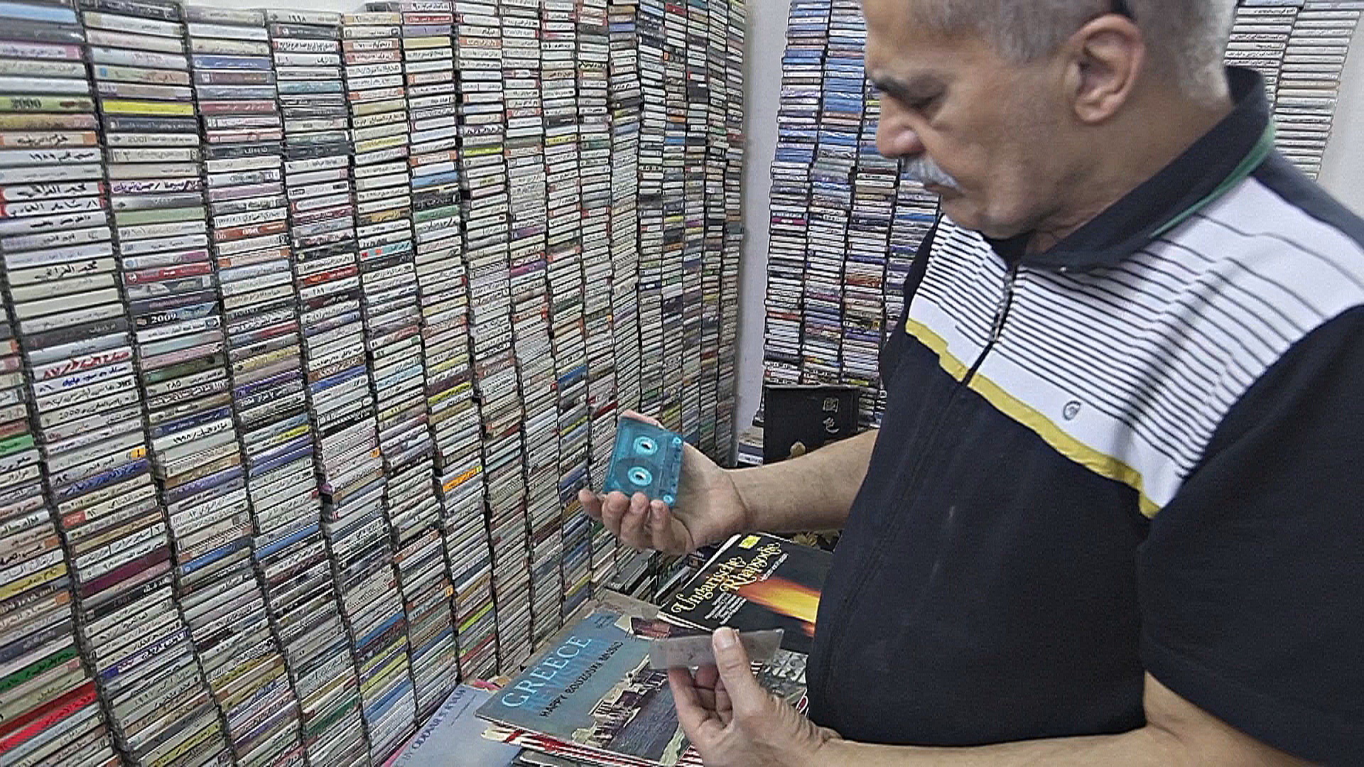Иракский коллекционер собрал 270 тысяч музыкальных кассет Иракский коллекционер собрал 270 тысяч музыкальных кассет