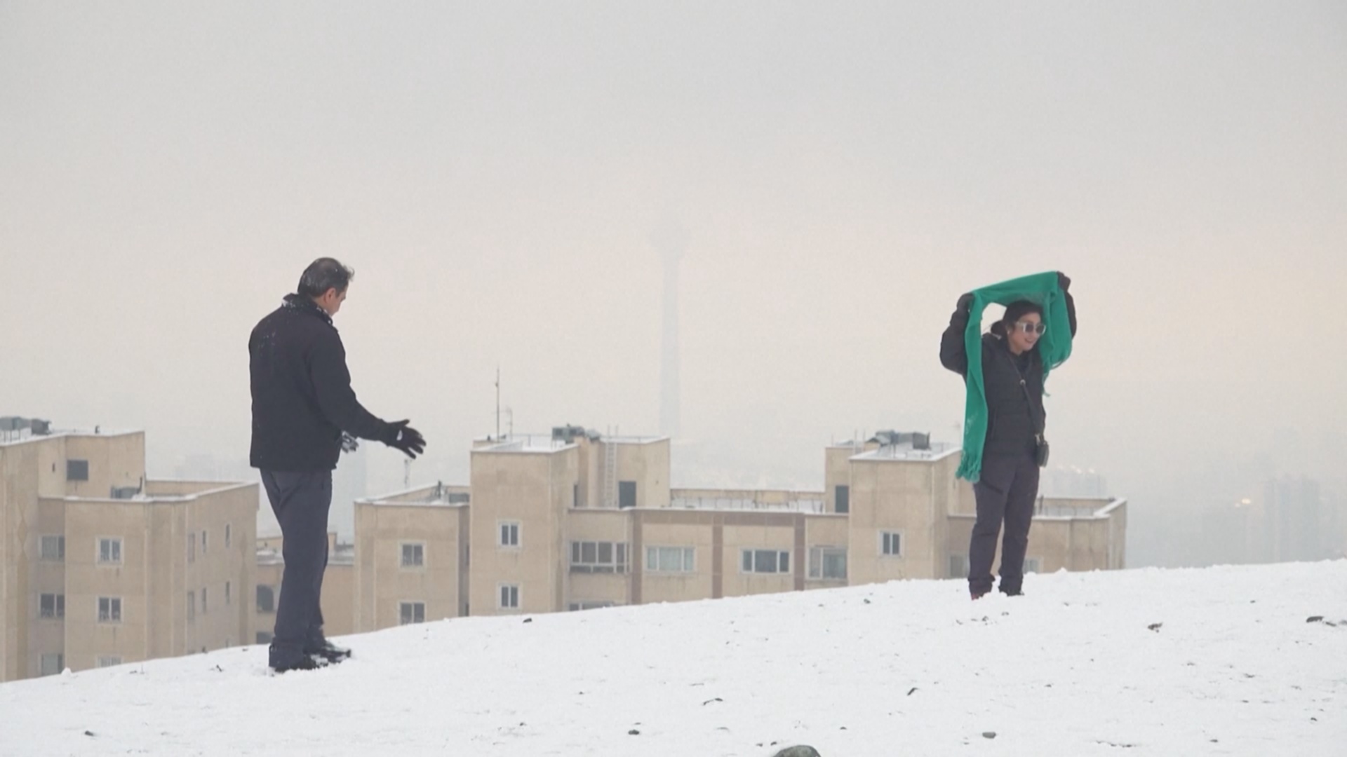 В Тегеране наслаждаются запоздалым первым снегом В Тегеране наслаждаются запоздалым первым снегом