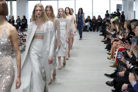 Женщины в цвету: коллекция осень-2025 от Carolina Herrera