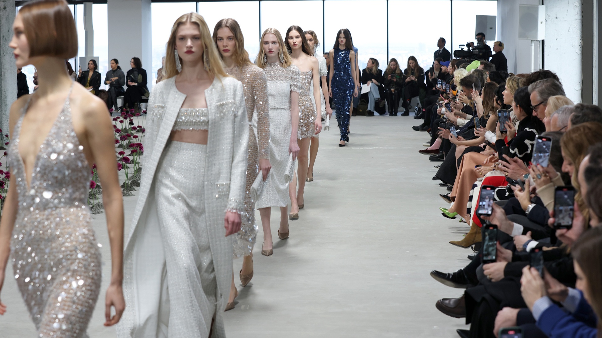 Женщины в цвету: коллекция осень-2025 от Carolina Herrera