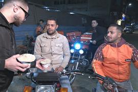 Египетские волонтёры раздают горячий чечевичный суп людям, оказавшимся зимой на улице