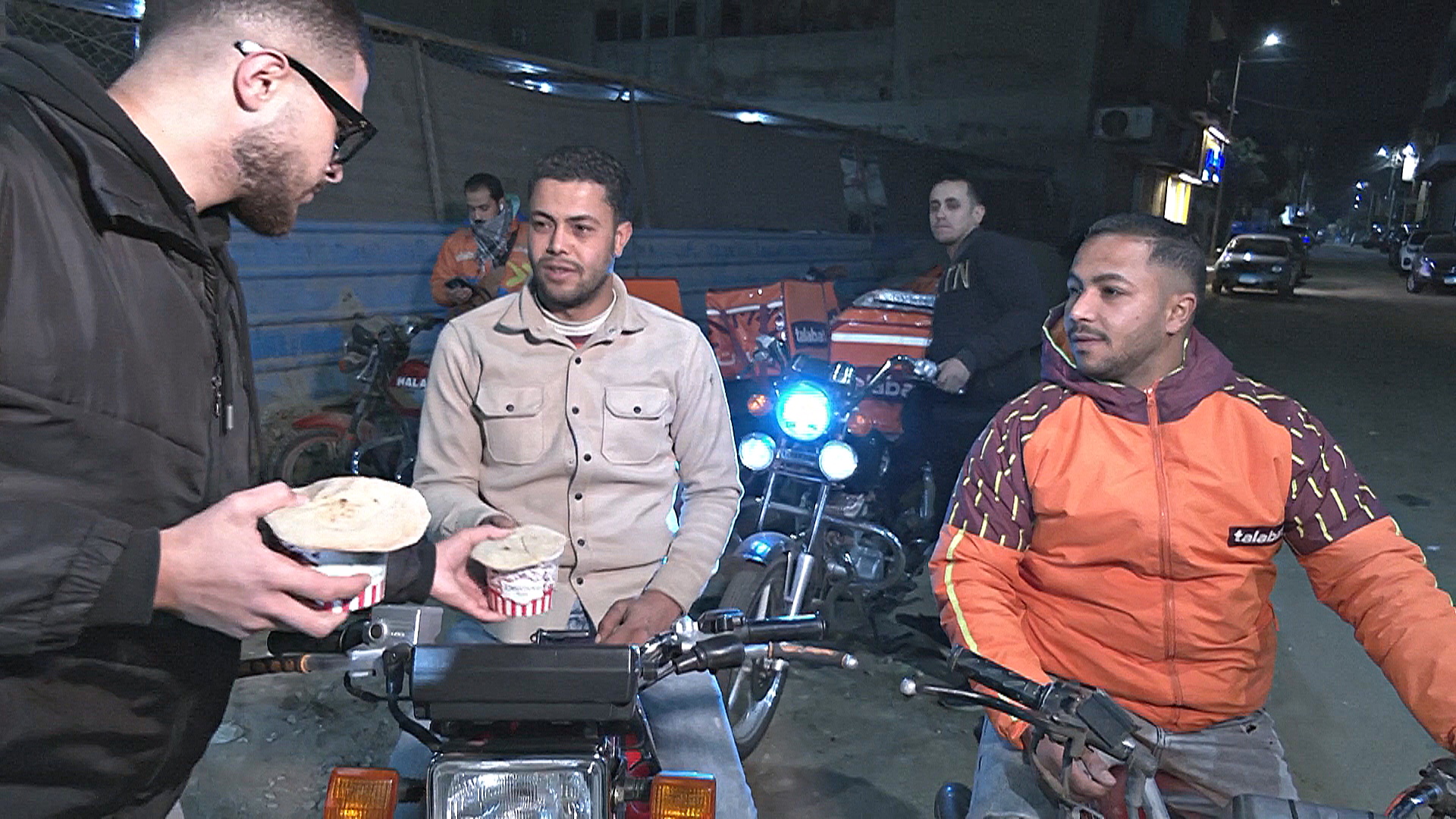 Египетские волонтёры раздают горячий чечевичный суп людям, оказавшимся зимой на улице