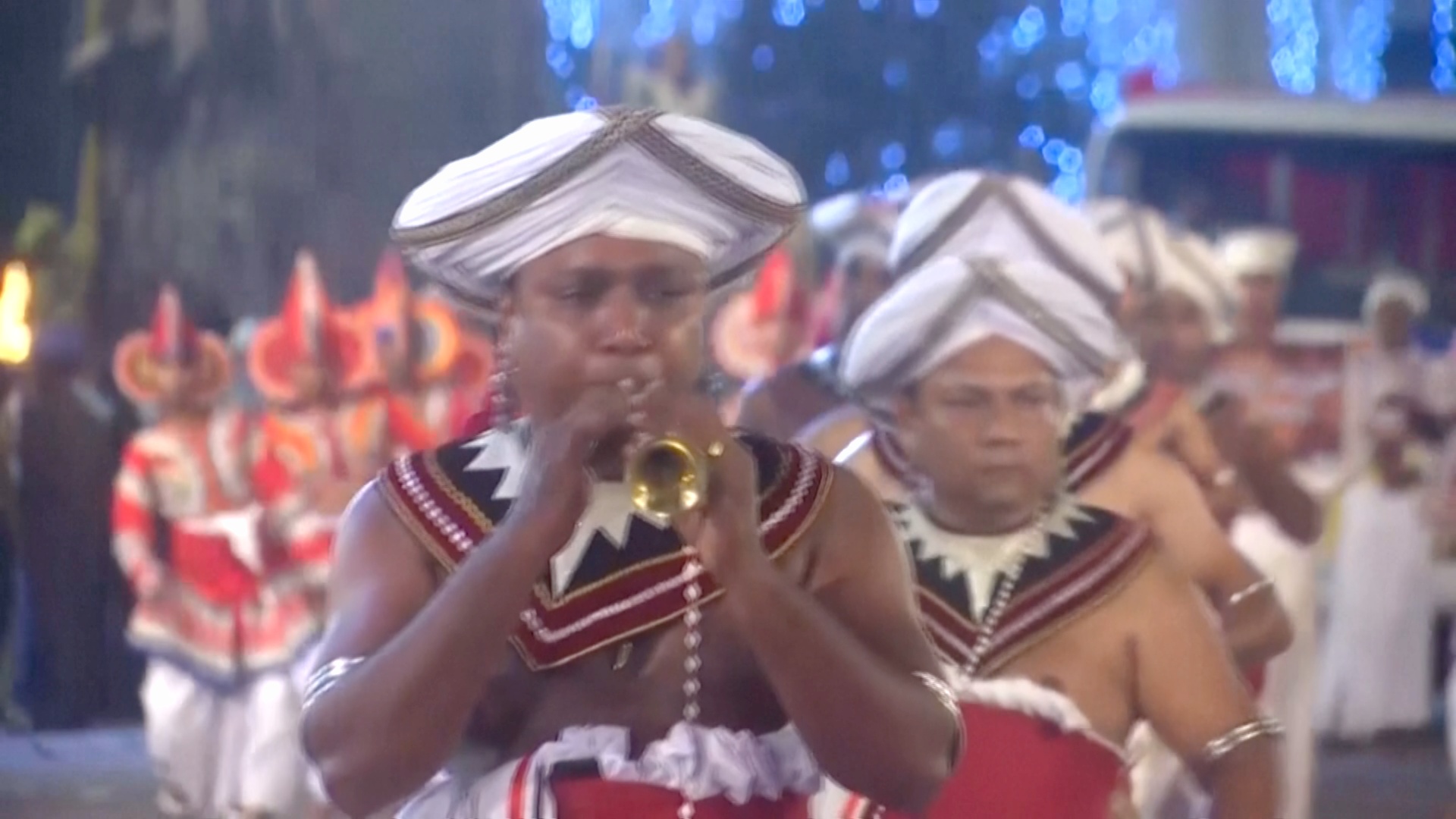 Грандиозный парад со слонами оживил столицу Шри-Ланки Грандиозный парад со слонами оживил столицу Шри-Ланки