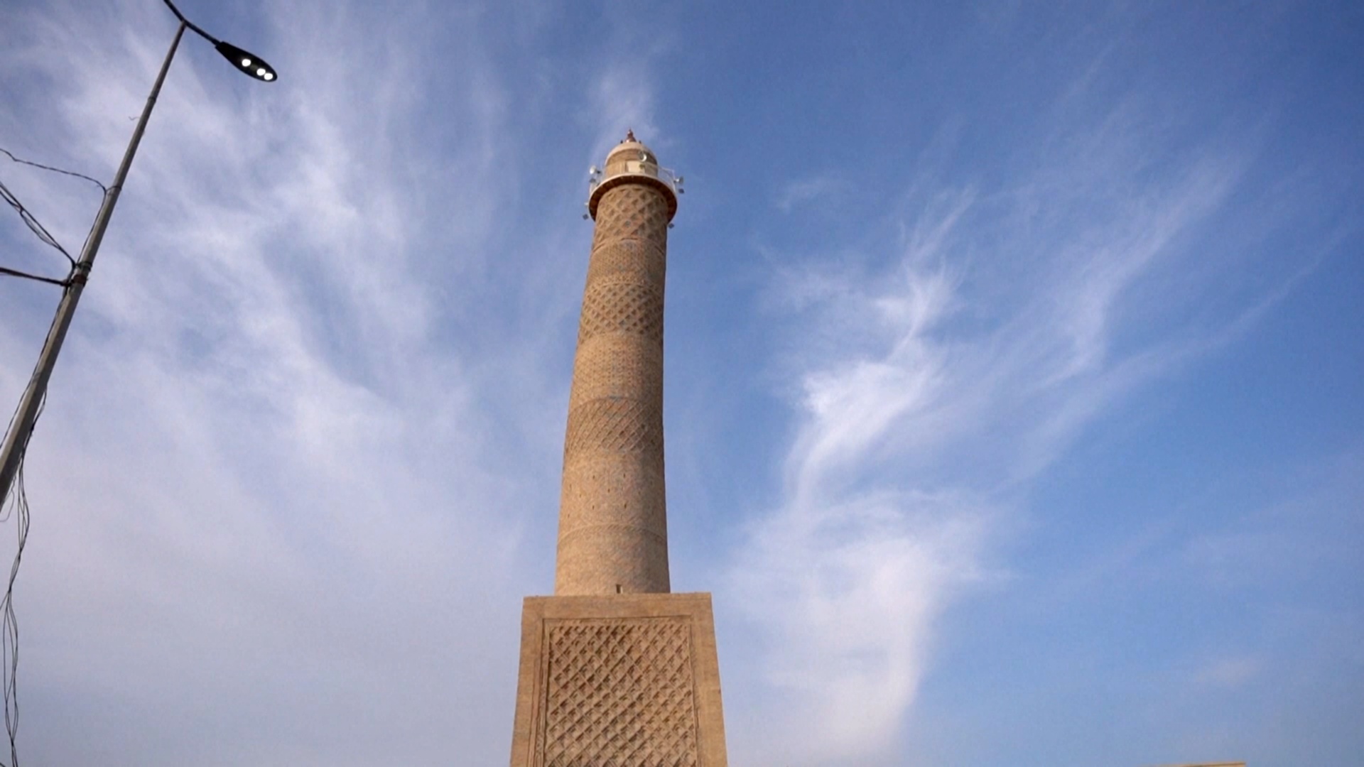 Разрушенную террористами мечеть с «горбатым» минаретом заново отстроили в Ираке Разрушенную террористами мечеть с «горбатым» минаретом заново отстроили в Ираке