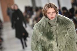 Майкл Корс показал многослойную роскошь на Неделе моды в Нью-Йорке