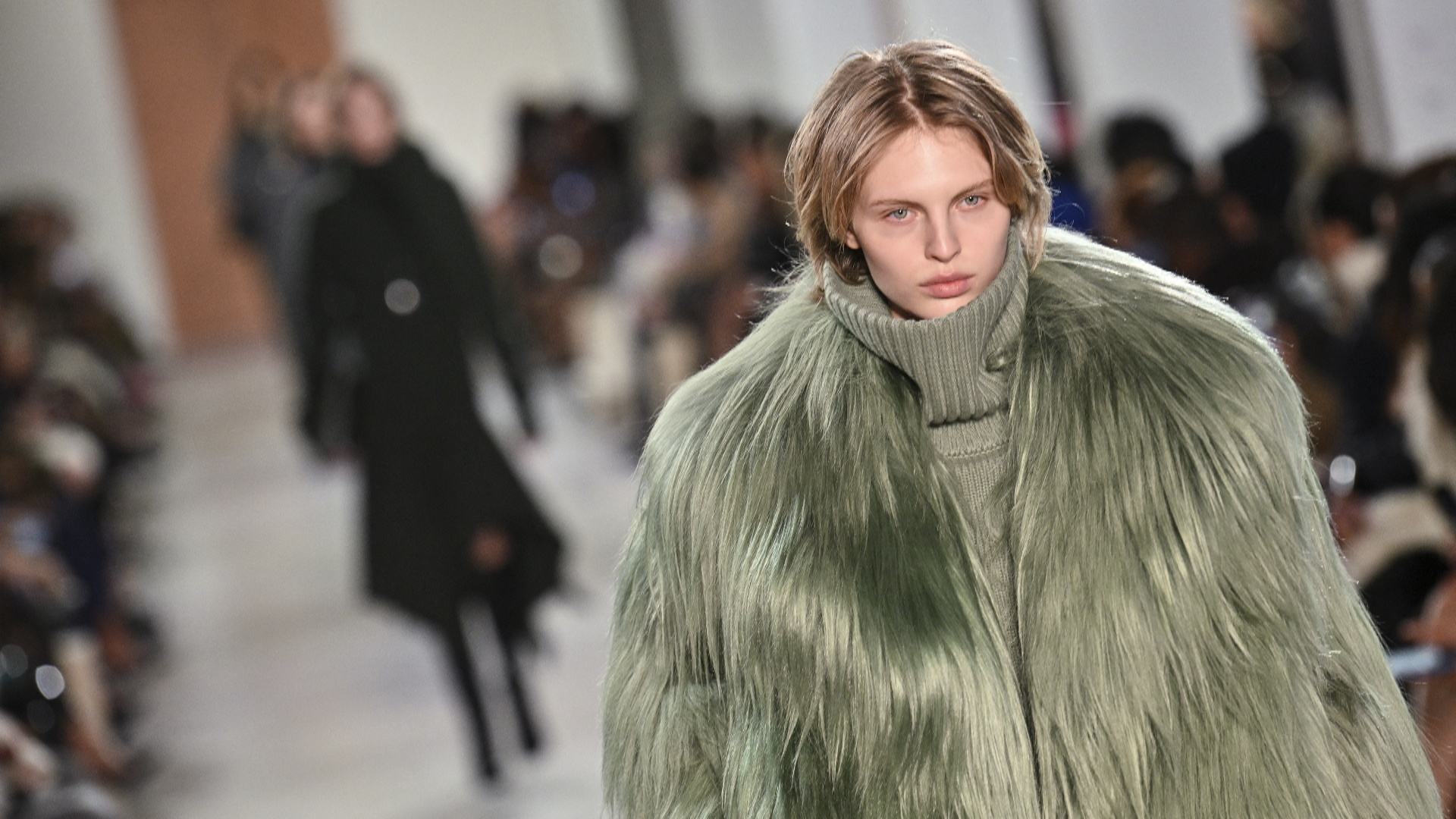 Майкл Корс показал многослойную роскошь на Неделе моды в Нью-Йорке Майкл Корс показал многослойную роскошь на Неделе моды в Нью-Йорке