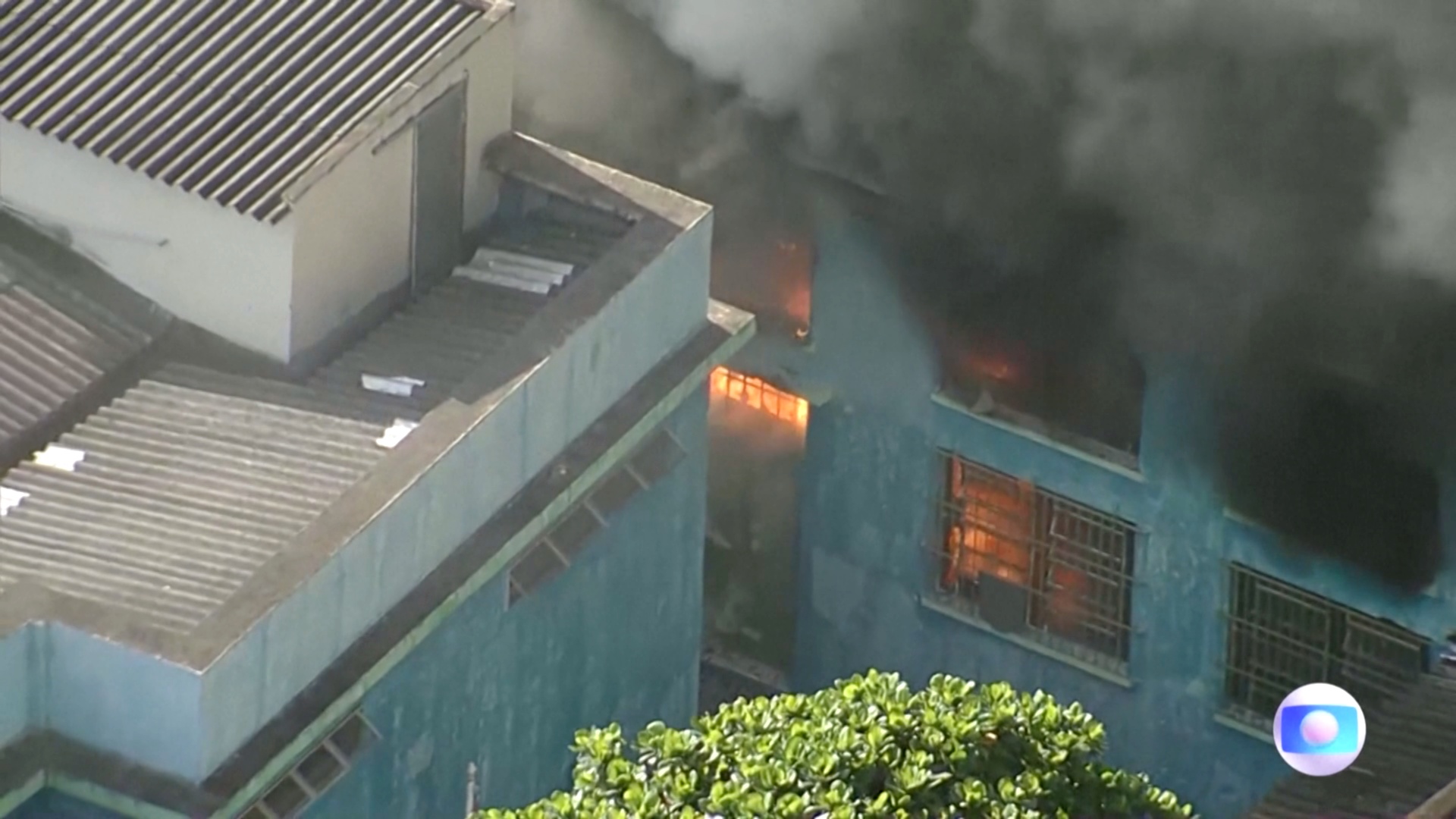 В Рио сгорела фабрика, шившая одежду для знаменитого карнавала В Рио сгорела фабрика, шившая одежду для знаменитого карнавала