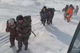 Спасатели и волонтёры эвакуировали 139 рыбаков с дрейфующей льдины в Охотском море