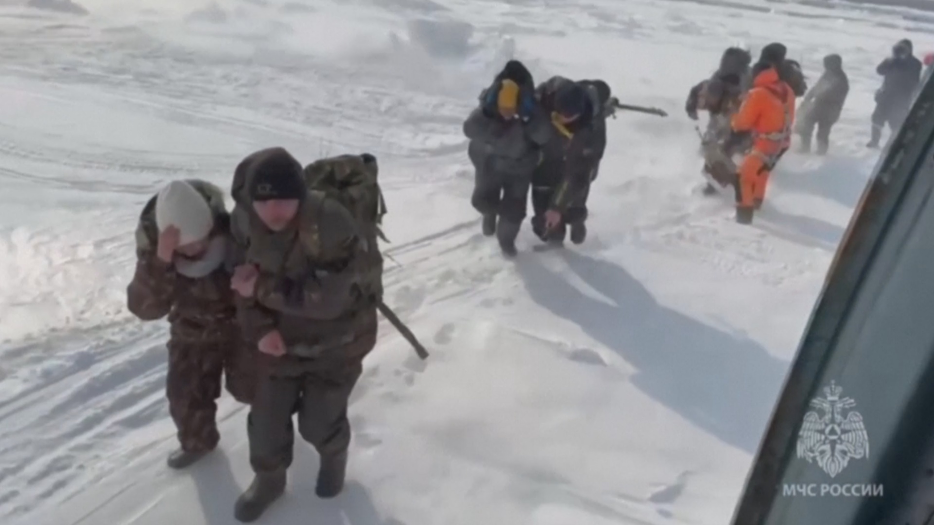 Спасатели и волонтёры эвакуировали 139 рыбаков с дрейфующей льдины в Охотском море