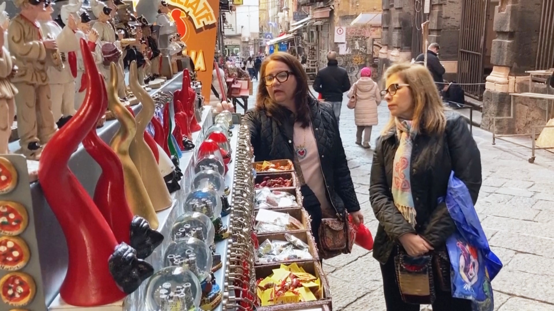 Амулет в виде красного рога стал популярным подарком на День влюблённых в Неаполе