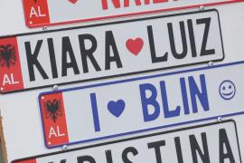 В Албании забывчивым влюблённым с подарком ко Дню Валентина помогала дорожная полиция