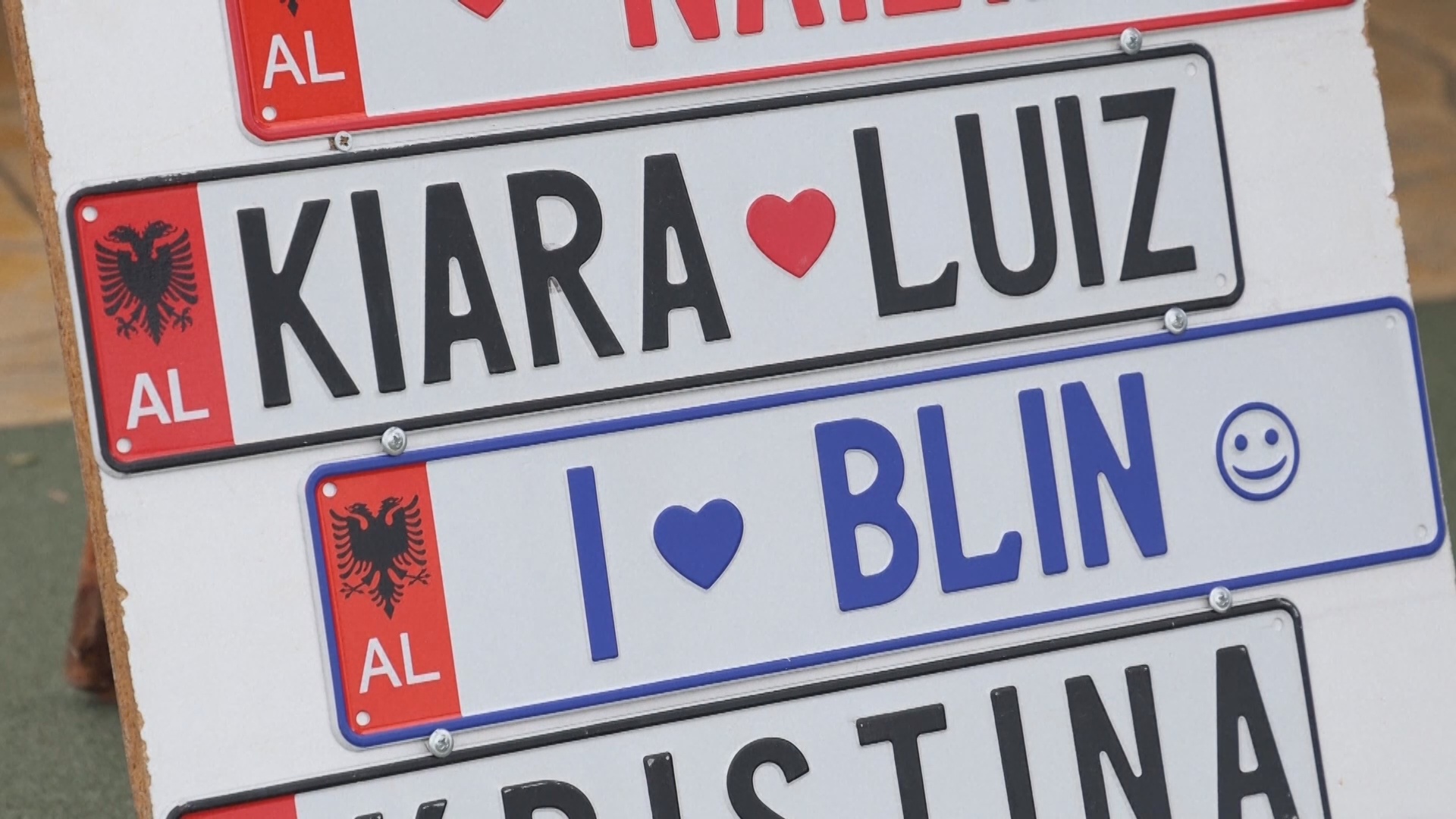 В Албании забывчивым влюблённым с подарком ко Дню Валентина помогала дорожная полиция В Албании забывчивым влюблённым с подарком ко Дню Валентина помогала дорожная полиция