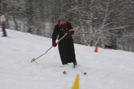 В чешском городке Смржовка устроили катание на лыжах в стиле ретро