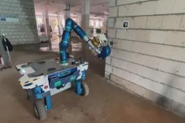 Робот облегчает задачу людям на стройке в Италии