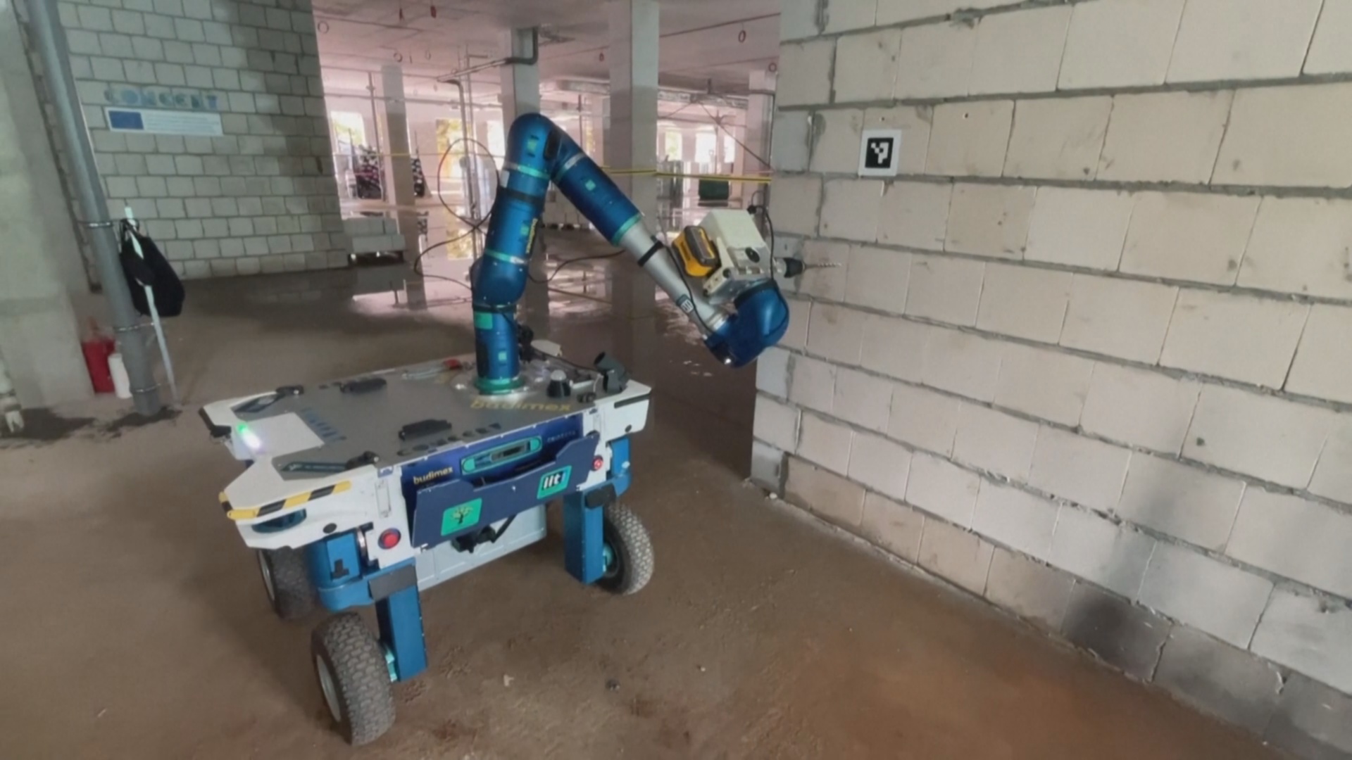 Робот облегчает задачу людям на стройке в Италии