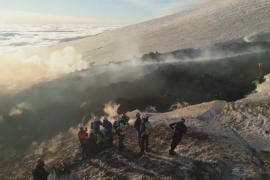 Толпы туристов хлынули к вулкану Этна полюбоваться потоками лавы