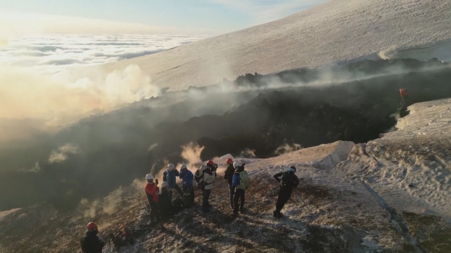 Толпы туристов хлынули к вулкану Этна полюбоваться потоками лавы Толпы туристов хлынули к вулкану Этна полюбоваться потоками лавы