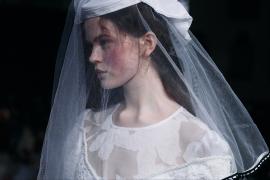 Показ дизайнера Боры Аксу в Лондоне сочетает красоту и печаль