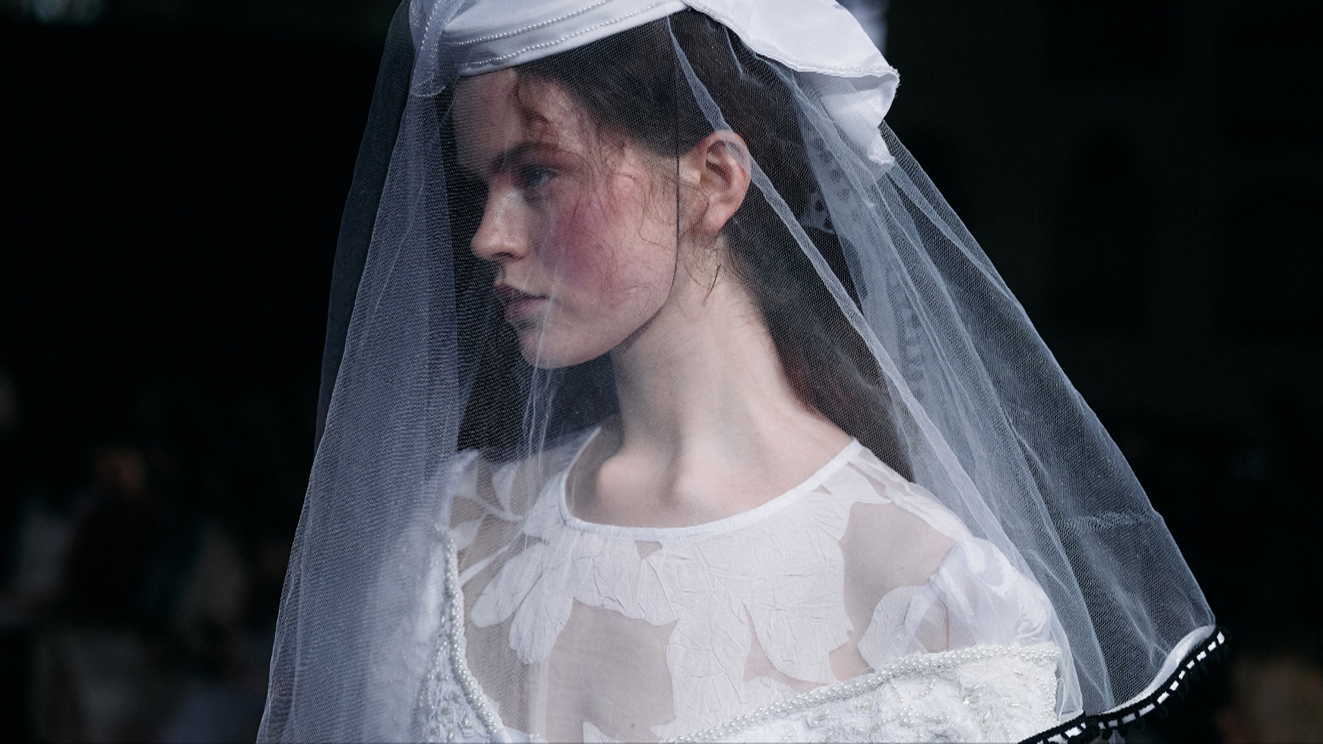 Показ дизайнера Боры Аксу в Лондоне сочетает красоту и печаль