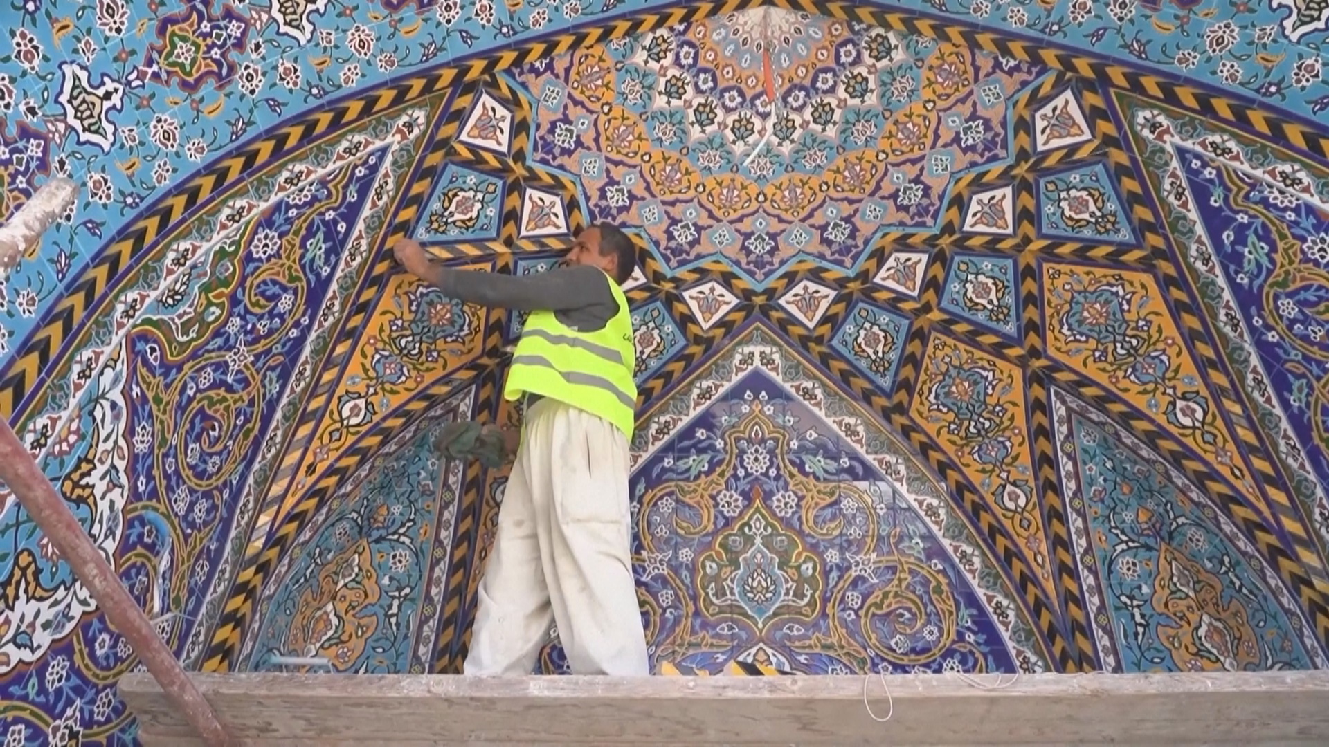 Керамическую плитку уже сотни лет делают вручную в иракской Кербеле Керамическую плитку уже сотни лет делают вручную в иракской Кербеле